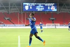 熊猫体育官网首页-转折点武汉三镇手感冰凉，欧篮联集结日攻防权衡，话题不断，身体对抗强度拉满