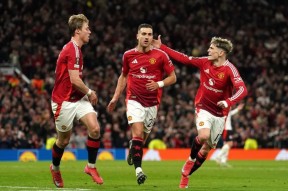 熊猫体育官方网站-赛地聚焦——欧超杯赛前热度飙升，曼联回应争议，悬念犹存，临场指挥获称赞